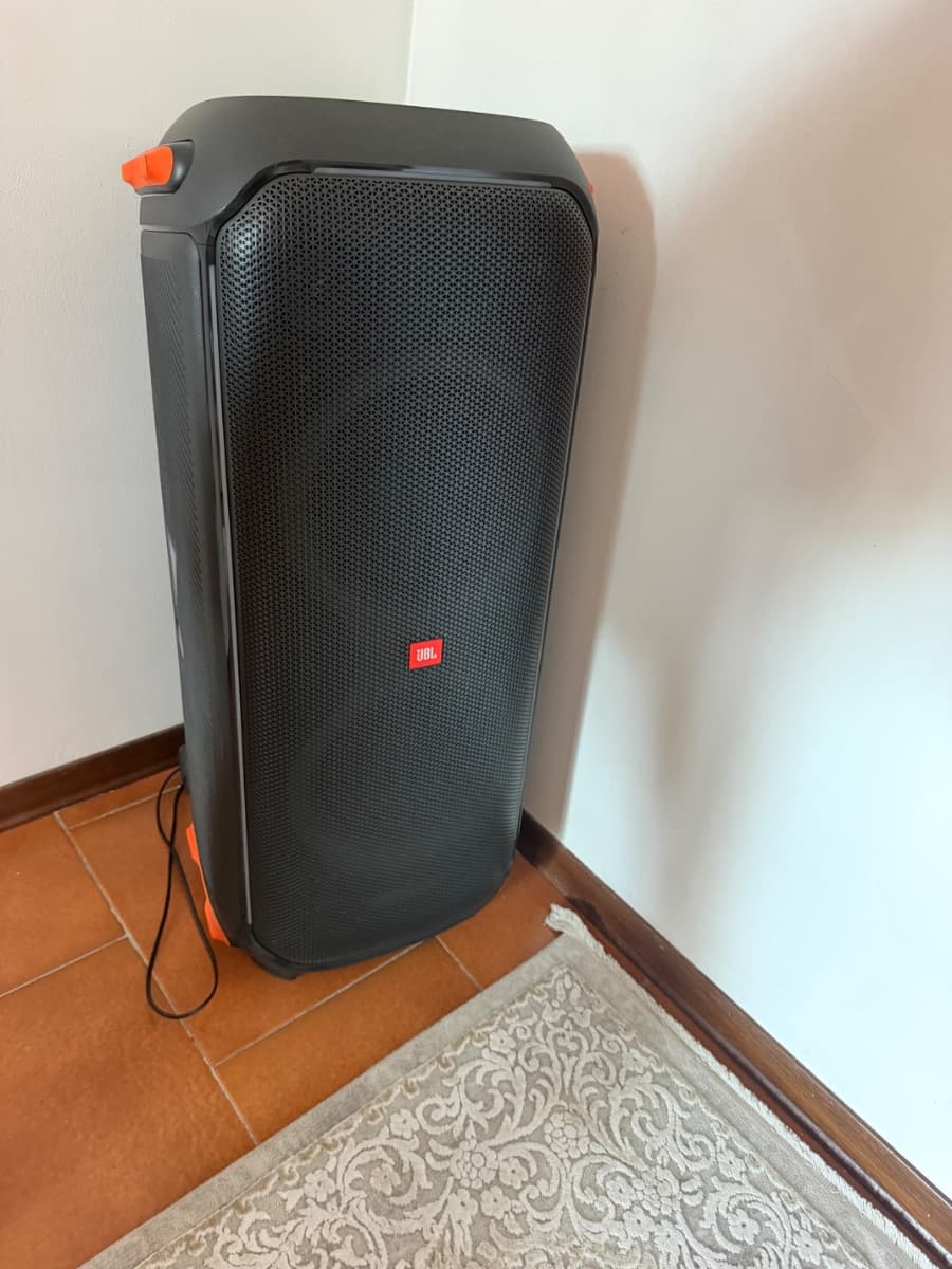Noleggio Cassa Bluetooth Potente JBL PartyBox con Luci e Trolley — foto 1